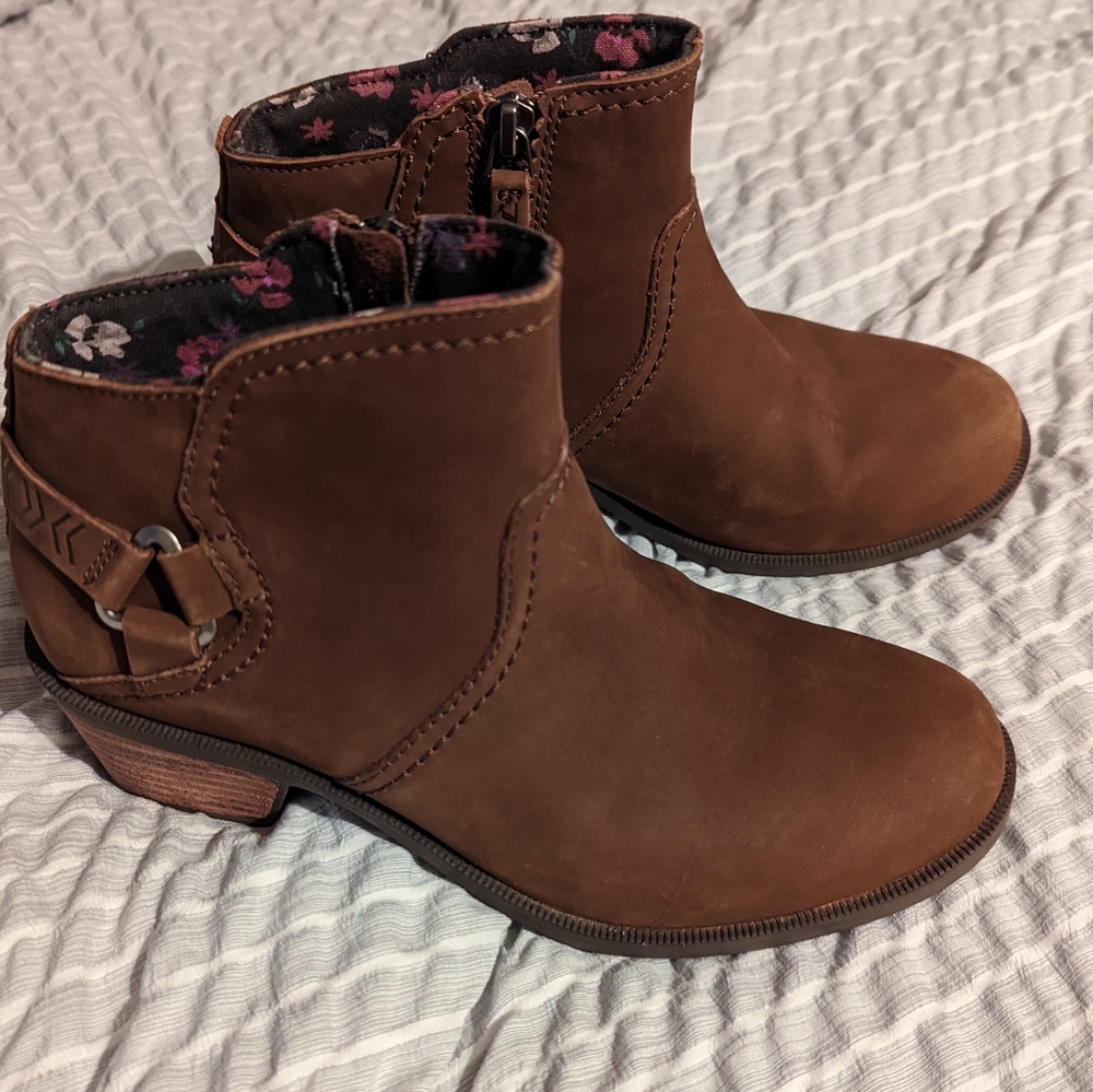 NWOT Teva booties